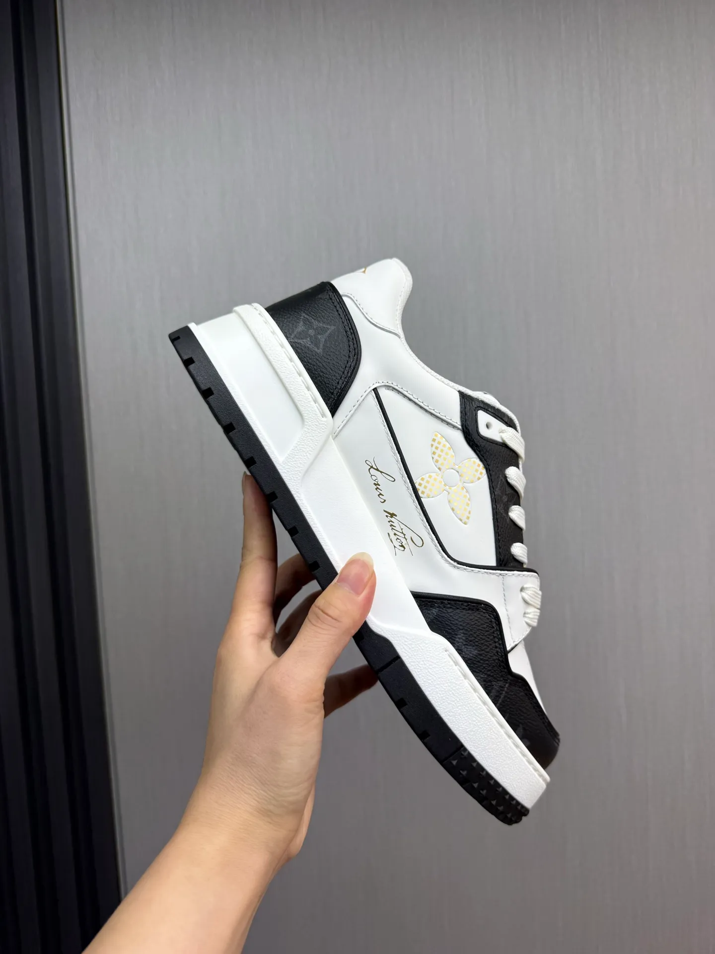 Men's shoes 💰860💰 LV. High version counters are on sale at the same time ⬆️ Men's new sneakers 🔥 The uppers are imported cowhide; "High-end, high-end, classy, ​​noble" workmanship is exquisite (original cowhide is used inside), soles: Original outsole specially provided by the original factory, taken in real life 🎬. Yardage: 38-44. (38.45 can be customized)